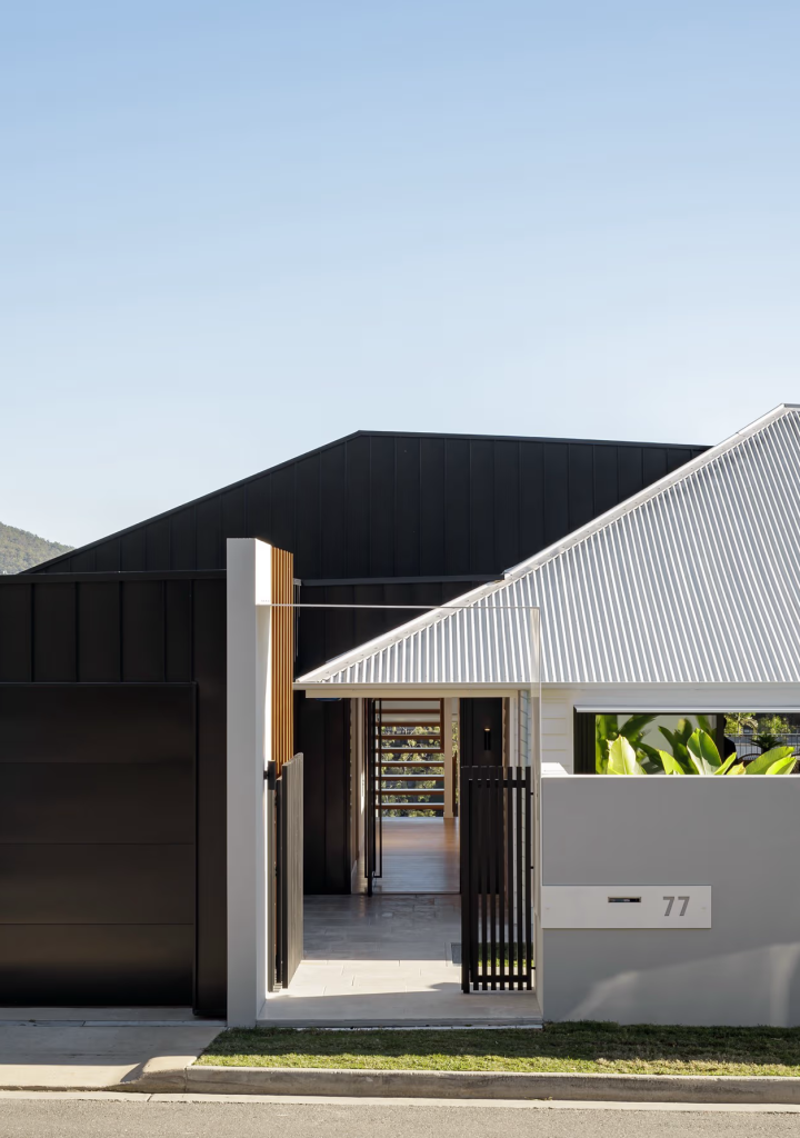 შემატეთ თქვენს სივრცეს ინდივიდუალობა უნიკალური არქიტექტურული გამოხატულებებით. თითოეული ნაწილი იზომება, იჭრება, ყალიბდება, იხეხება, იღებება, სრულდება და ხელით არის შეერთებული.